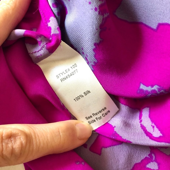 Tie sleeve 100% curve hugging abstract blouse - Picture 9 of 10